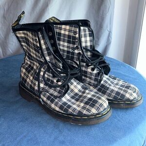 VINTAGE 90s Plaid black and white Dr Marten boots